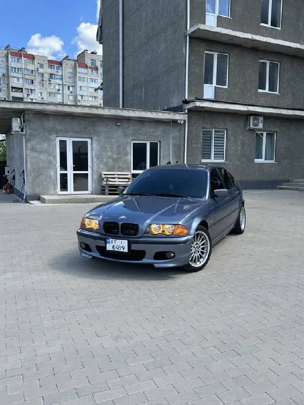 BMW 323i