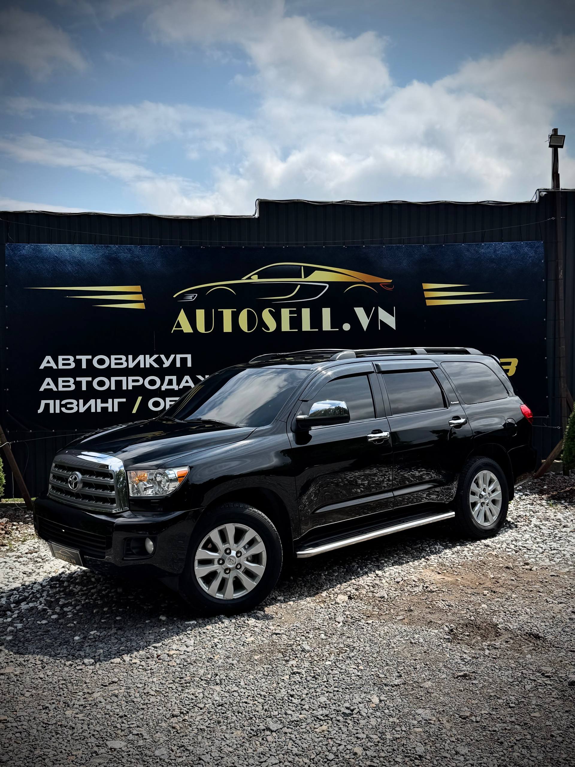 Toyota Sequoia — фото 1