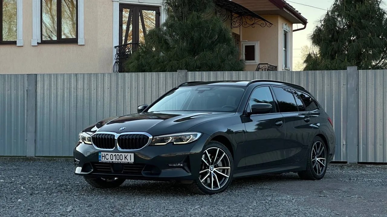 BMW 330Е — фото 1