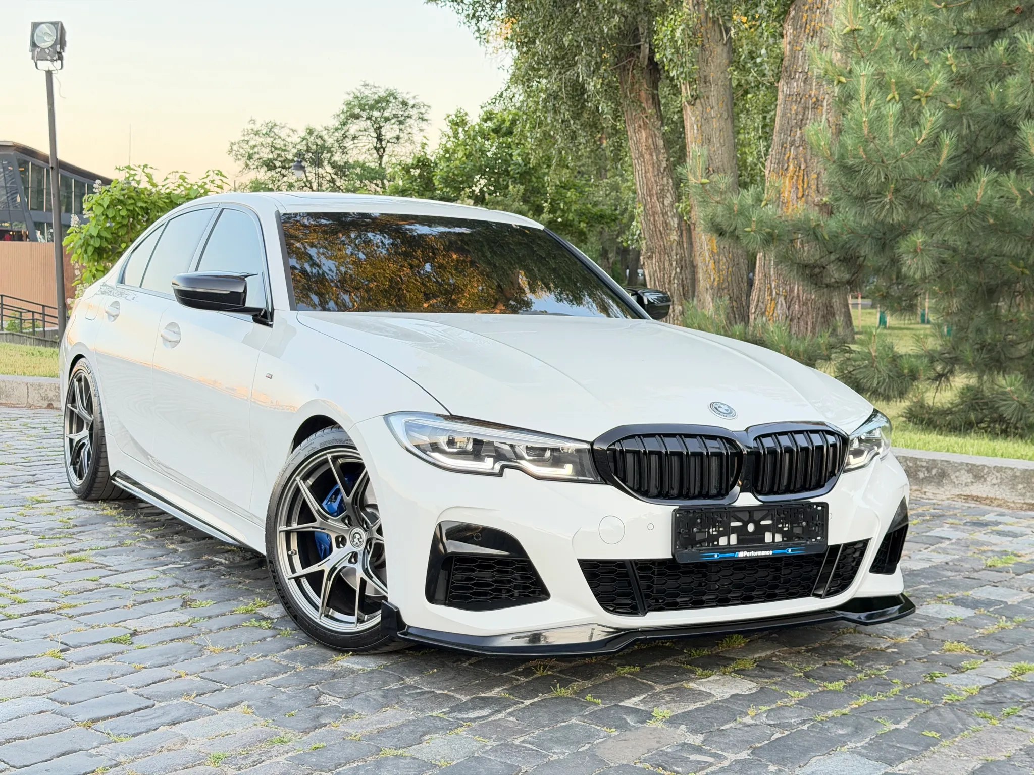 BMW 330i — фото 1