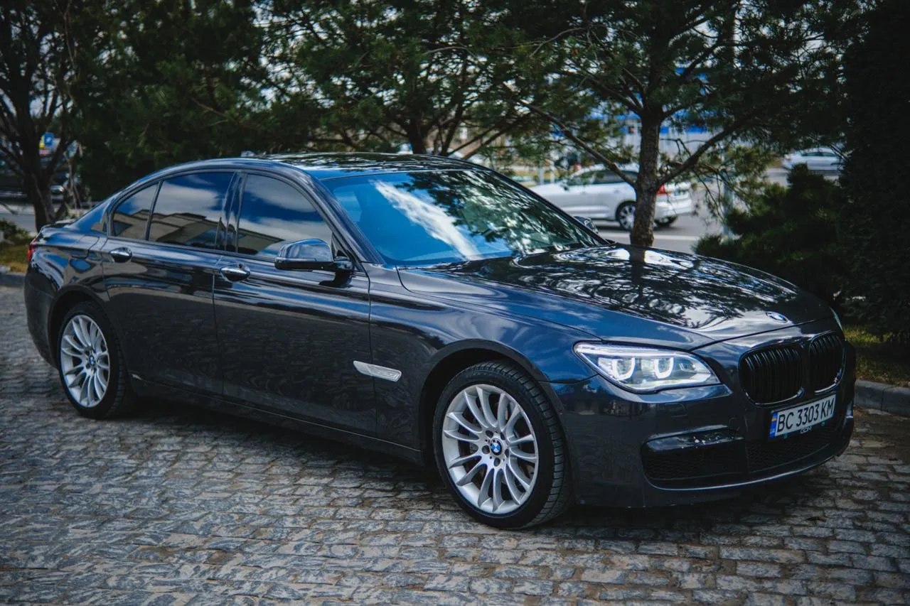 BMW 740i — фото 1