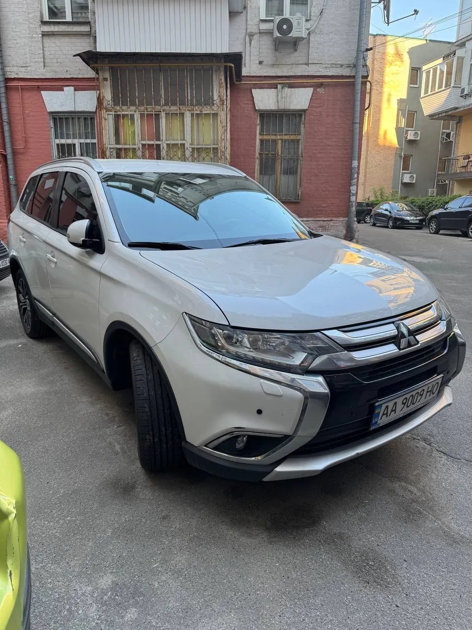 Mitsubishi Outlander — фото 1