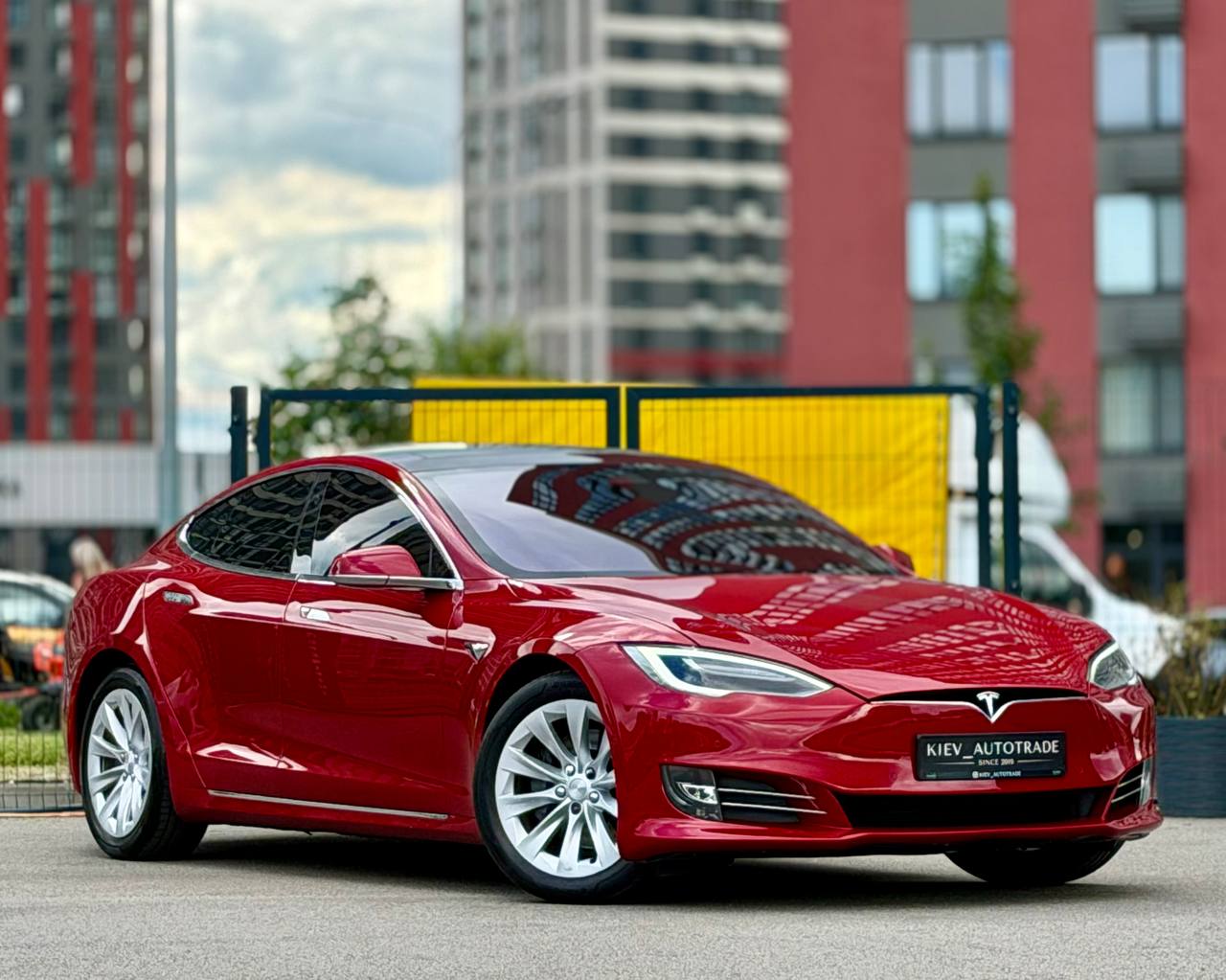 Tesla Model S — фото 1
