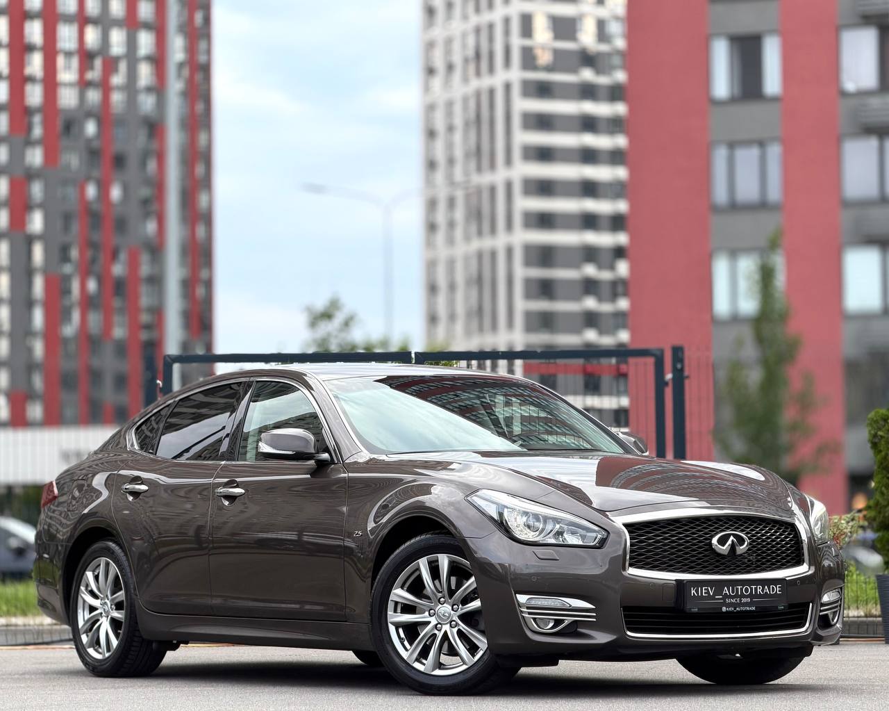 Infiniti Q70 Official
