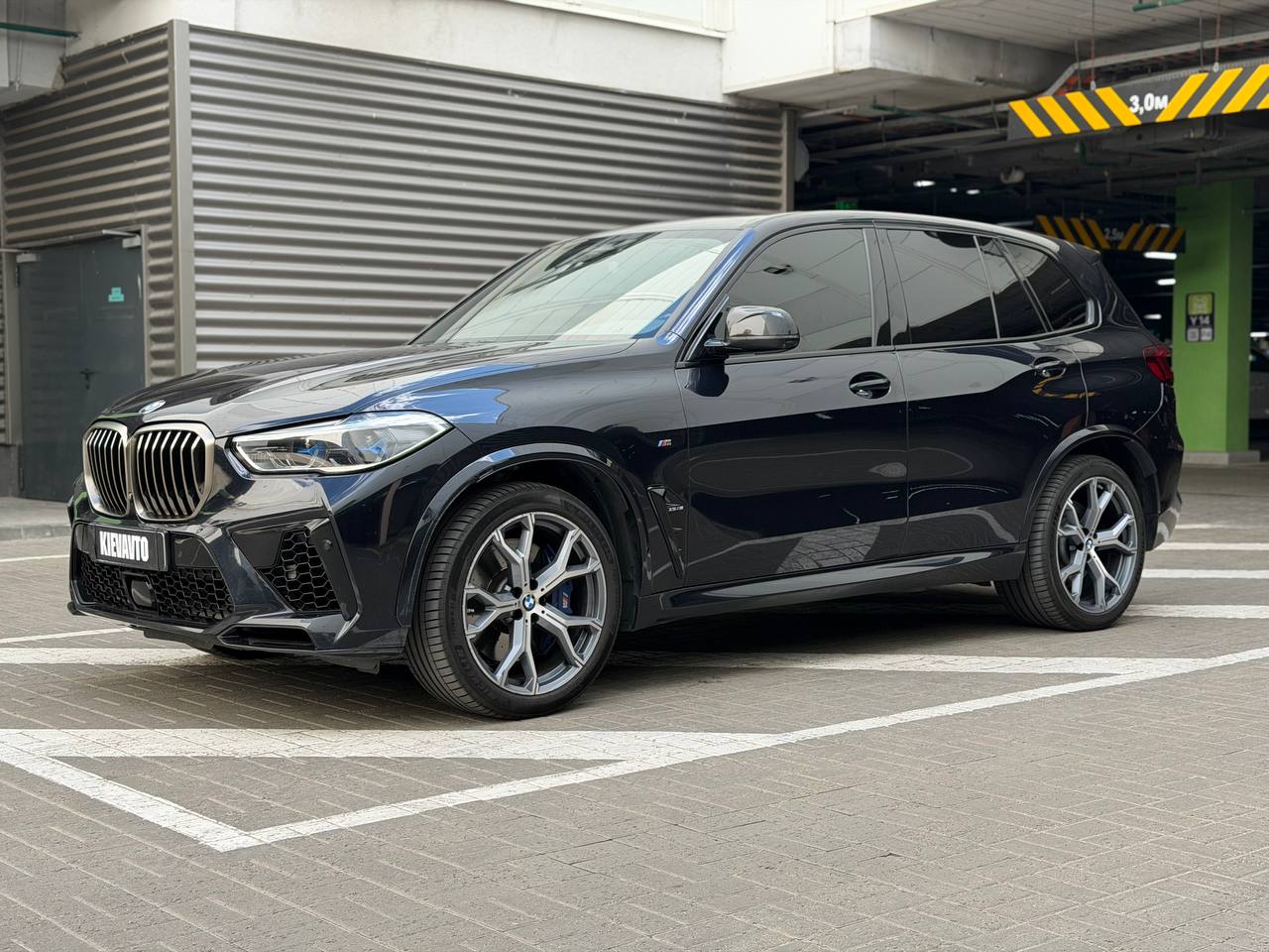 BMW X5 M50i — фото 1